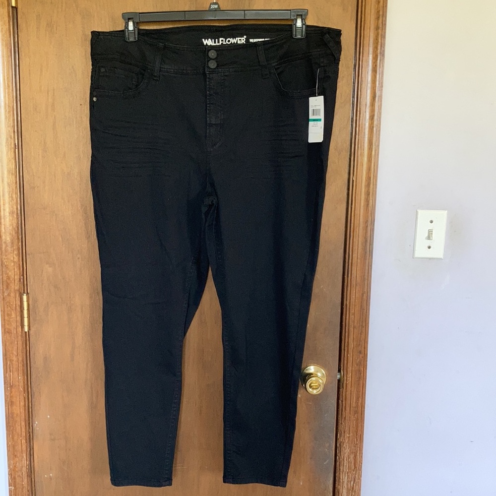 Wallflower luscious curvy skinny fit black jean instastretch 24 junior plus